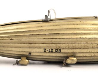 Luftschiff / Zeppelin " LZ 129 Hindenburg" als Kinderspielzeug aus Blech der Firma " Tippco"  Länge 29cm, Original Bemalt, die Luftschraube aus Zelluloid, Funktioniert einwandfrei. Ungereinigtes Stück