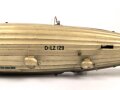 Luftschiff / Zeppelin " LZ 129 Hindenburg" als Kinderspielzeug aus Blech der Firma " Tippco"  Länge 29cm, Original Bemalt, die Luftschraube aus Zelluloid, Funktioniert einwandfrei. Ungereinigtes Stück