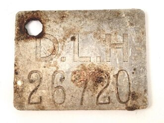 Werkzugangsmarke D.L.H. , wohl für Deutsche Lufthansa. Ungereinigtes Stück, 3.2 x 4,3cm