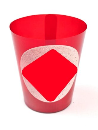 Kerzenhalter aus rotem Chelluloid, Durchmesser oben etwa 6,5cm, schwarzes Hakenkreuz auf weissem Grund.