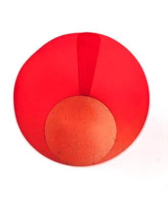 Kerzenhalter aus rotem Chelluloid, Durchmesser oben etwa 6,5cm, schwarzes Hakenkreuz auf weissem Grund.