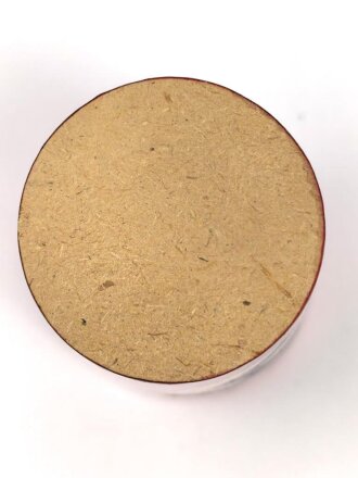 Kerzenhalter aus rotem Chelluloid, Durchmesser oben etwa 6,5cm, schwarzes Hakenkreuz auf weissem Grund.