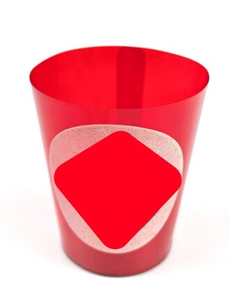 Kerzenhalter aus rotem Chelluloid, Durchmesser oben etwa 6,5cm, schwarzes Hakenkreuz auf weissem Grund.