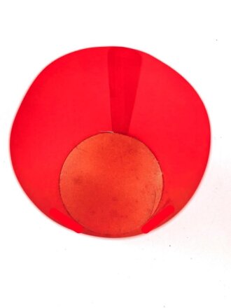 Kerzenhalter aus rotem Chelluloid, Durchmesser oben etwa 6,5cm, schwarzes Hakenkreuz auf weissem Grund.