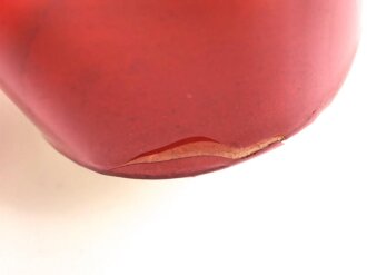 Kerzenhalter aus rotem Chelluloid, Durchmesser oben etwa 6,5cm, schwarzes Hakenkreuz auf weissem Grund.