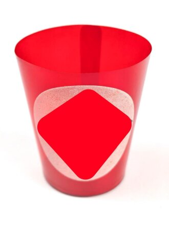 Kerzenhalter aus rotem Chelluloid, Durchmesser oben etwa 6,5cm, schwarzes Hakenkreuz auf weissem Grund.