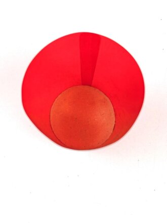 Kerzenhalter aus rotem Chelluloid, Durchmesser oben etwa 6,5cm, schwarzes Hakenkreuz auf weissem Grund.