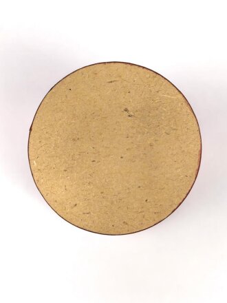 Kerzenhalter aus rotem Chelluloid, Durchmesser oben etwa 6,5cm, schwarzes Hakenkreuz auf weissem Grund.