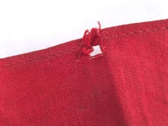 Armbinde für Angehörige der Hitlerjugend. Getragenes Stück, leicht angeschmutzt