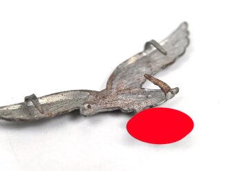 Luftwaffe, Adler für die Schirmmütze, spätes Stück , mitgeprägte Splinte