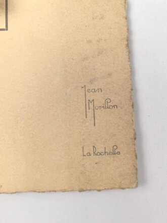 Colorierte Studioaufnahme eines Infanteristen mit Stahlhelm. Fotostudio in La Rochelle Frankreich. Maße des Fotos 11 x 16cm, Maße der Mappe 21 x 28cm