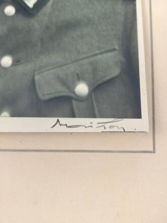 Colorierte Studioaufnahme eines Infanteristen mit Stahlhelm. Fotostudio in La Rochelle Frankreich. Maße des Fotos 11 x 16cm, Maße der Mappe 21 x 28cm