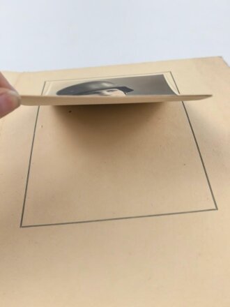 Colorierte Studioaufnahme eines Infanteristen mit Stahlhelm. Fotostudio in La Rochelle Frankreich. Maße des Fotos 11 x 16cm, Maße der Mappe 21 x 28cm