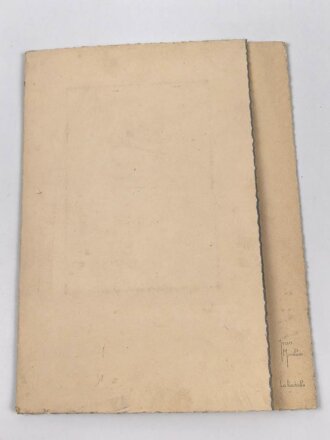 Colorierte Studioaufnahme eines Infanteristen mit Stahlhelm. Fotostudio in La Rochelle Frankreich. Maße des Fotos 11 x 16cm, Maße der Mappe 21 x 28cm