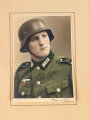 Colorierte Studioaufnahme eines Infanteristen mit Stahlhelm. Fotostudio in La Rochelle Frankreich. Maße des Fotos 11 x 16cm, Maße der Mappe 21 x 28cm