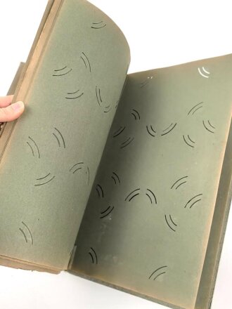 1. Weltkrieg, leeres Postkarten / Fotoalbum. Seiten lösen sich zum Teil, Maße 26 x 41cm