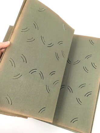 1. Weltkrieg, leeres Postkarten / Fotoalbum. Seiten lösen sich zum Teil, Maße 26 x 41cm