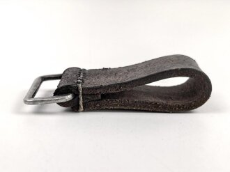 Aufschiebeschlaufe Wehrmacht , datiert 1937. Wurde benutzt um z.B. die Feldflasche ans Koppel zu hängen
