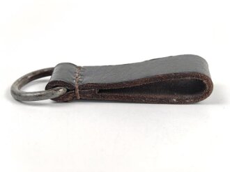 Aufschiebeschlaufe Wehrmacht , datiert 1942. Wurde benutzt um z.B. die Feldflasche ans Koppel zu hängen