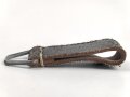 Aufschiebeschlaufe Wehrmacht , datiert 1942. Wurde benutzt um z.B. die Feldflasche ans Koppel zu hängen