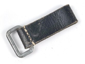 Aufschiebeschlaufe Wehrmacht , datiert 1942. Wurde benutzt um z.B. die Feldflasche ans Koppel zu hängen
