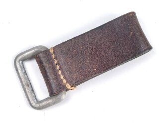 Aufschiebeschlaufe Wehrmacht , datiert 1937 ?. Wurde benutzt um z.B. die Feldflasche ans Koppel zu hängen