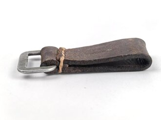 Aufschiebeschlaufe Wehrmacht , datiert 1937 ?. Wurde benutzt um z.B. die Feldflasche ans Koppel zu hängen