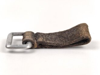 Aufschiebeschlaufe Wehrmacht . Wurde benutzt um z.B. die Feldflasche ans Koppel zu hängen