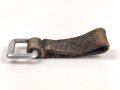 Aufschiebeschlaufe Wehrmacht . Wurde benutzt um z.B. die Feldflasche ans Koppel zu hängen
