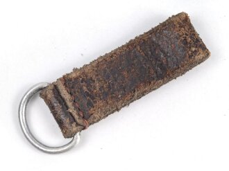Aufschiebeschlaufe Wehrmacht . Wurde benutzt um z.B. die Feldflasche ans Koppel zu hängen