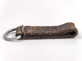 Aufschiebeschlaufe Wehrmacht . Wurde benutzt um z.B. die Feldflasche ans Koppel zu hängen