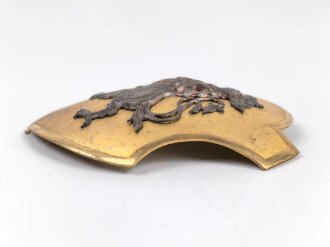 Emblem, vermutlich für einen Feuerwehrhelm oder Lederhaube, Höhe 80mm, Abstand der Splinte 54mm.