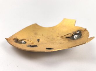 Emblem, vermutlich für einen Feuerwehrhelm oder Lederhaube, öhe 80mm, Abstand der Splinte 54mm.