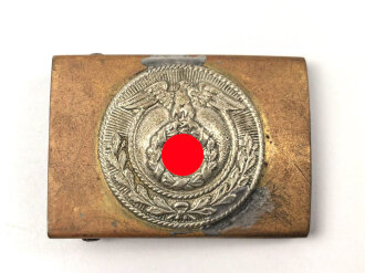 Koppelschloss für Angehörige der SA. Schmale Ausführung 40mm, das Emblem alt wieder aufgelötet, auf der Spitze stehendes Hakenkreuz