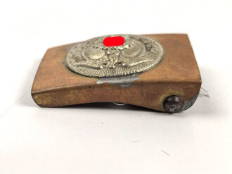 Koppelschloss für Angehörige der SA. Schmale Ausführung 40mm, das Emblem alt wieder aufgelötet, auf der Spitze stehendes Hakenkreuz