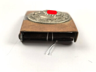 Koppelschloss für Angehörige der SA. Schmale Ausführung 40mm, das Emblem alt wieder aufgelötet, auf der Spitze stehendes Hakenkreuz