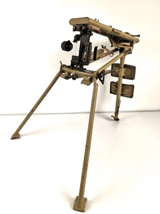 Lafette für MG 42, jugoslawische Fertigung nach 1945. Neuzeitlich lackiert und mit REPRO Überschießtafel versehen. Ungereinigtes Stück