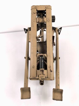 Lafette für MG 42, jugoslawische Fertigung nach 1945. Neuzeitlich lackiert und mit REPRO Überschießtafel versehen. Ungereinigtes Stück