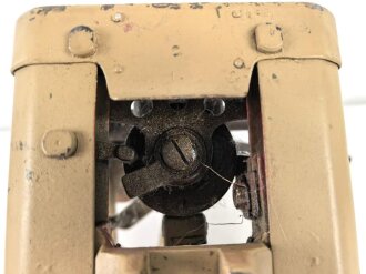 Lafette für MG 42, jugoslawische Fertigung nach 1945. Neuzeitlich lackiert und mit REPRO Überschießtafel versehen. Ungereinigtes Stück