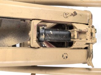 Lafette für MG 42, jugoslawische Fertigung nach 1945. Neuzeitlich lackiert und mit REPRO Überschießtafel versehen. Ungereinigtes Stück