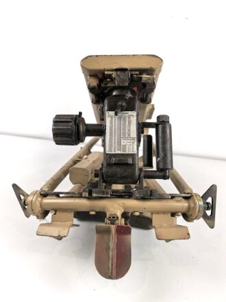 Lafette für MG 42, jugoslawische Fertigung nach 1945. Neuzeitlich lackiert und mit REPRO Überschießtafel versehen. Ungereinigtes Stück