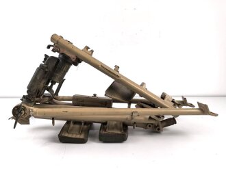 Lafette für MG 42, jugoslawische Fertigung nach 1945. Neuzeitlich lackiert und mit REPRO Überschießtafel versehen. Ungereinigtes Stück