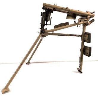 Lafette für MG 42, jugoslawische Fertigung nach 1945. Neuzeitlich lackiert und mit REPRO Überschießtafel versehen. Ungereinigtes Stück