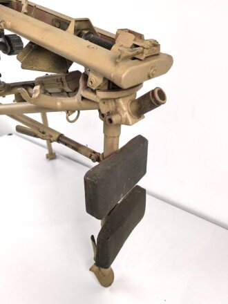 Lafette für MG 42, jugoslawische Fertigung nach 1945. Neuzeitlich lackiert und mit REPRO Überschießtafel versehen. Ungereinigtes Stück