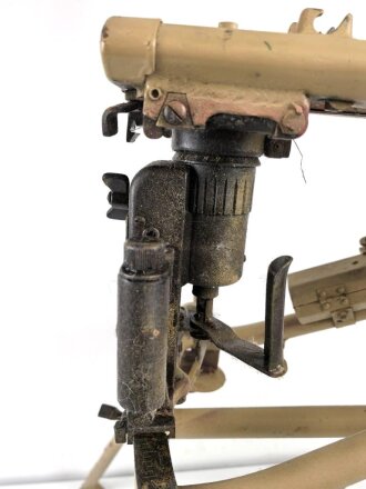 Lafette für MG 42, jugoslawische Fertigung nach 1945. Neuzeitlich lackiert und mit REPRO Überschießtafel versehen. Ungereinigtes Stück