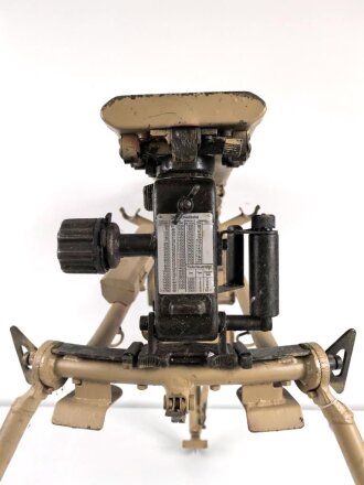 Lafette für MG 42, jugoslawische Fertigung nach 1945. Neuzeitlich lackiert und mit REPRO Überschießtafel versehen. Ungereinigtes Stück