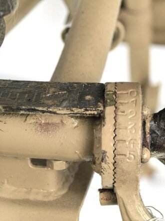 Lafette für MG 42, jugoslawische Fertigung nach 1945. Neuzeitlich lackiert und mit REPRO Überschießtafel versehen. Ungereinigtes Stück