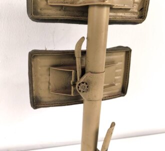 Lafette für MG 42, jugoslawische Fertigung nach 1945. Neuzeitlich lackiert und mit REPRO Überschießtafel versehen. Ungereinigtes Stück