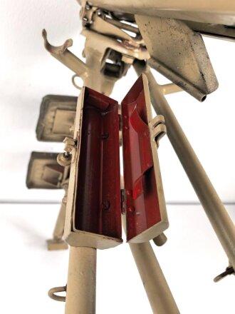 Lafette für MG 42, jugoslawische Fertigung nach 1945. Neuzeitlich lackiert und mit REPRO Überschießtafel versehen. Ungereinigtes Stück