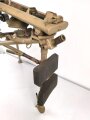 Lafette für MG 42, jugoslawische Fertigung nach 1945. Neuzeitlich lackiert und mit REPRO Überschießtafel versehen. Ungereinigtes Stück